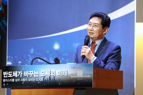 6-1. 26일 ‘제9회 굿시티포럼 2026’에 참석한 이상일 시장이 주제 발표를 하고 있다.jpg