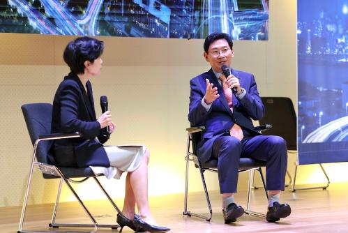 6-3. 26일 ‘제9회 굿시티포럼 2026’에 참석한 이상일 시장이 주제 발표 후 토론을 하고 있다.jpg
