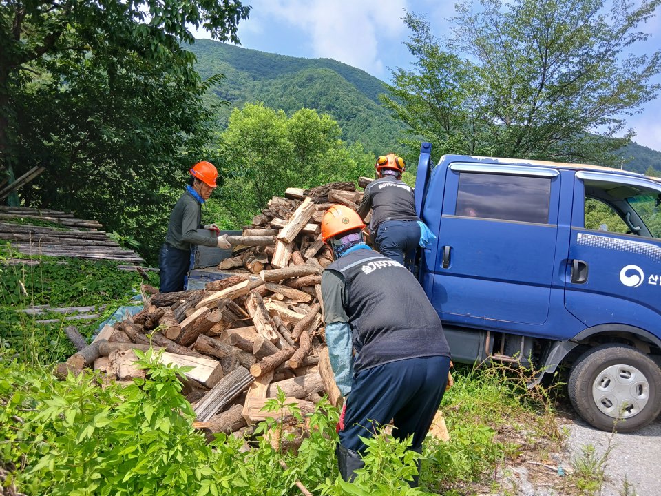 영주국유림관리소, 숲가꾸기 부산물로 '산불 예방·온기 나눔' 동시 실천 - 버려지는 산림자원(자투리 나무) 지역사회에 환원 -