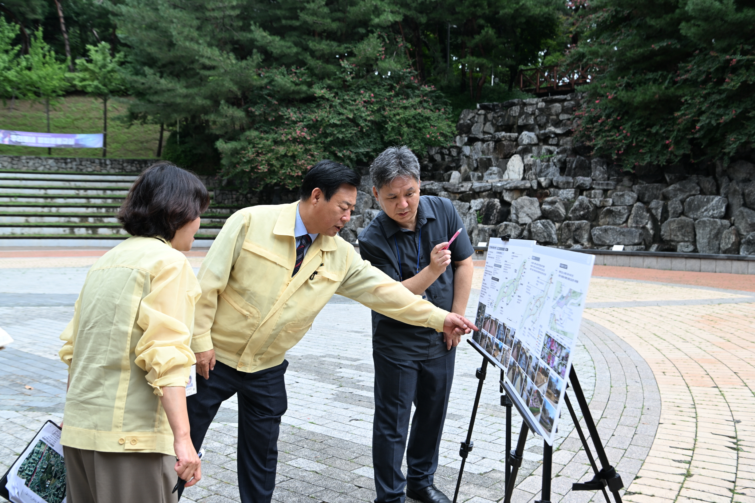 신동화 구리시장, '시민 공감 로드체킹' 현장 점검… 인창중앙공원 및 아파트 공사 현장 찾아 시민 편의·안전 챙겨 이미지 2 - 본문에 자세한설명을 제공합니다.
