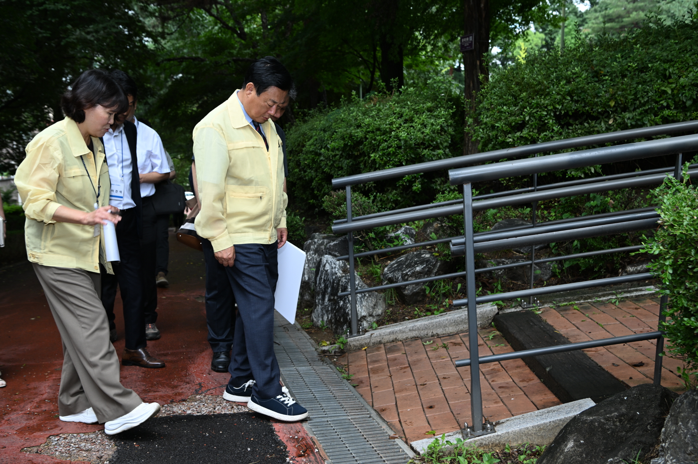신동화 구리시장, '시민 공감 로드체킹' 현장 점검… 인창중앙공원 및 아파트 공사 현장 찾아 시민 편의·안전 챙겨 이미지 3 - 본문에 자세한설명을 제공합니다.