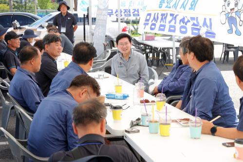 5-1. 6일 미르스타디움 보조경기장 주차장에서 이상일 시장이 장애인 자동차 무상점검을 하는 조합 관계자들을 격려하고 있다.jpg