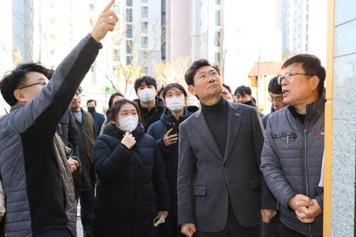 8-1. 이상일 용인특례시장이 2025년 2월 경남아너스빌 디센트 건설 현장을 방문해 하자 현장을 살피고 있다.jpg