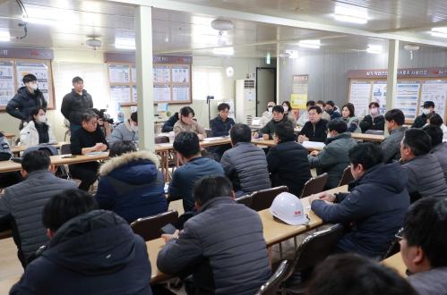 8-2. 이상일 용인특례시장이 2025년 1월 경남아너스빌 디센트 건설 현장을 방문해 공사관계자와 입주예정자들이 참석한 회의를 주재하고 있다.jpg