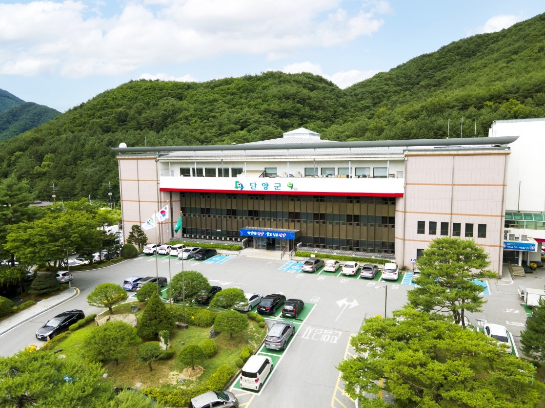 단양군, 2026년 9월 정기분 재산세 22억 원 부과 단양군은 2026년 9월 정기분 재산세 3만 3,092건, 22억 원을 부과했다고 밝혔다. 이번 재산세는 토지와 주택을 대상으로 부과됐으며, 부과액은 전년 대비 1.78% 증가했다. 군은 주택가격과 개별공시지가 상승 등이 재산세 증가에 영향을 미친 것으로 분석했다. 재산세는 매년 6월 1일 현재 주택·건축물·토지 등의 소유자에게 부과되는 지방세다. ... 2026-09-16