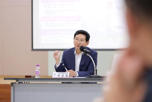 8-1. 이상일 용인특례시장은 13일 수지구청에서 리모델링주택조합 관계자들을 만나 간담회를 진행했다.jpg